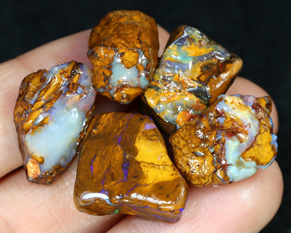 Australian Boulder Opal Rough: Mesmerizing Spectrum of Nature's Palette: Dimension: 5-8mm Weight: 45Ct Estimate: $250-$450 In recent auctions, Australian Boulder Opals, especially in their rough form, have captured the fascination of many collectors. An analogous specimen 