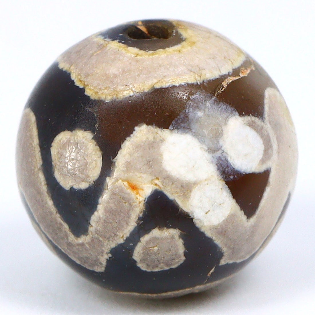 The Radiance of Pyu: Ancient Etched Carnelian Bead, 2nd Century BCE - 9th Century CE: Dimension: 8.8x8.6mm Rarity Level: Highly Rare This bead, stemming from the Pyu era, represents a unique piece of history from an ancient civilization that existed nearly two millennia ago. Estimate: 