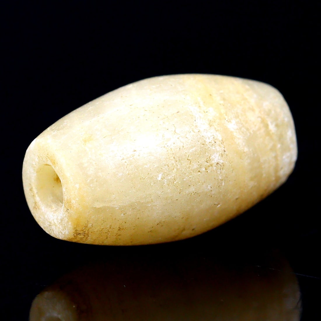Banded Agate Artifact: Mesopotamian Jewel of the Bronze Age (c. 3000-1500 BC): Dimension: 14x8mm Rarity Level: Exceptionally Rare Owing to its association with the Mesopotamian Bronze Age and the detailed banded agate craftsmanship, this artifact stands as not just a relic of hi