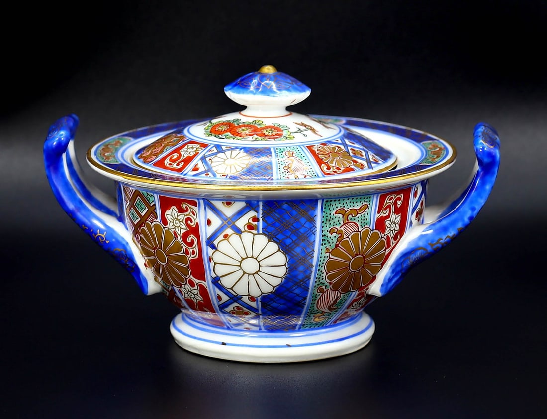 Chinese Ming Dynasty Style Porcelain Tureen with Floral and Geometric Patterns: Dimension: 17x11 cm Weight: 398 grams Introduction: Behold a splendid porcelain tureen, a reproduction reflecting the aesthetics of the Ming Dynasty era. The tureen's surface is lavished with intricat