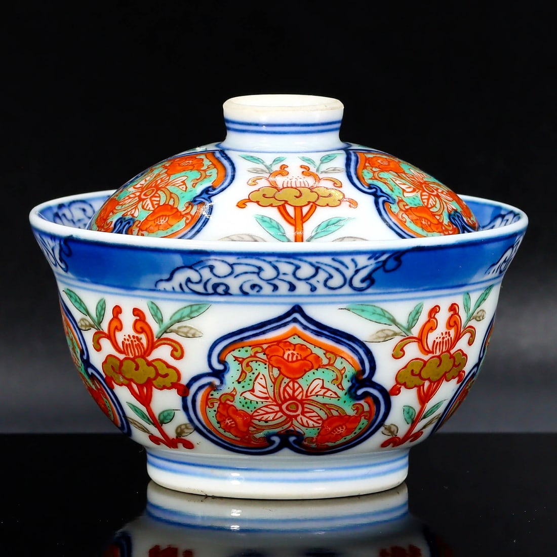 Exquisite Porcelain Bowl: Chinese Ming Dynasty Inspired Motifs: Dimension: 7.5x6cm Weight: 94gram Introduction: Drawing inspiration from the ornate and intricate patterns of the Ming Dynasty era, this porcelain bowl showcases a delightful ensemble of vibrant color