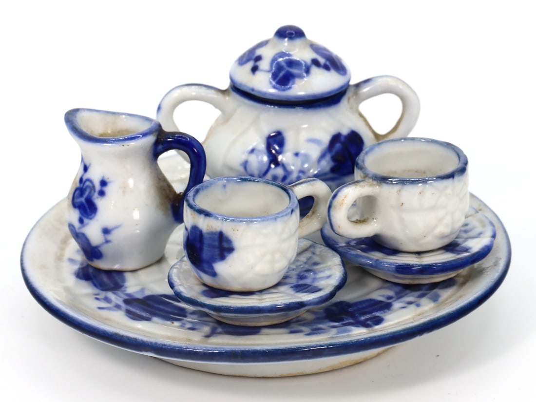 Blue and White Porcelain Teaset: Chinese Ming Dynasty Style: Dimension: 7.8x1.1cm Weight: 90gram Introduction: Drawing inspiration from the intricate designs of the Ming Dynasty era, this blue and white porcelain teaset exemplifies the beauty of Chinese craftsm