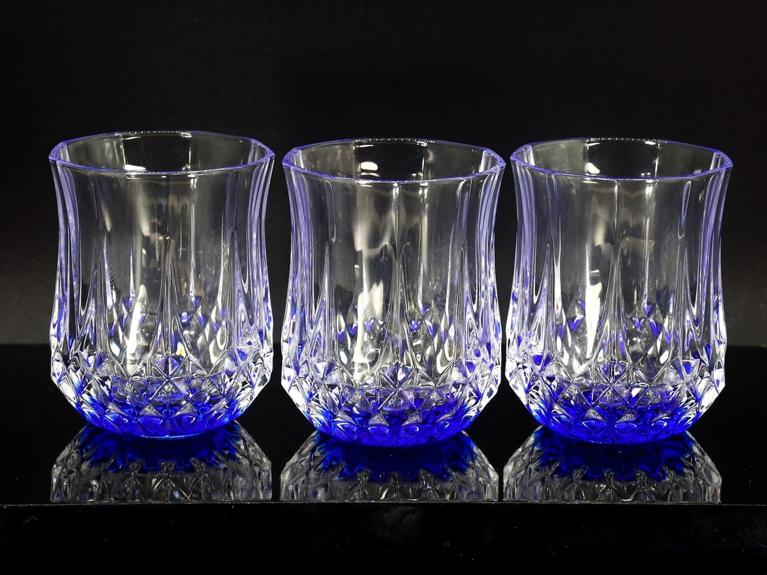 Contemporary Shot Glass Trio with Cobalt Blue Bases: Modernist Design: Dimension: 16.5x7cm Weight: 475gram Introduction: This set of three shot glasses, each standing at 16.5 cm tall, embodies the sleek aesthetics of modernist design principles. The striking cobalt blue