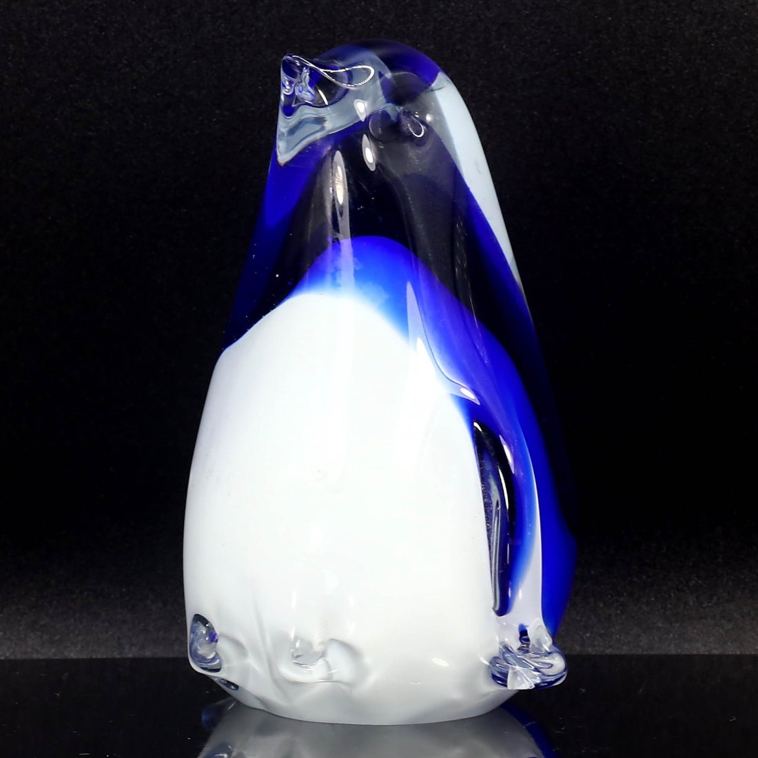 Contemporary Nordic Elegance: Glass Penguin Figurine - A Fusion of Precision and Artistry (1 of 4)