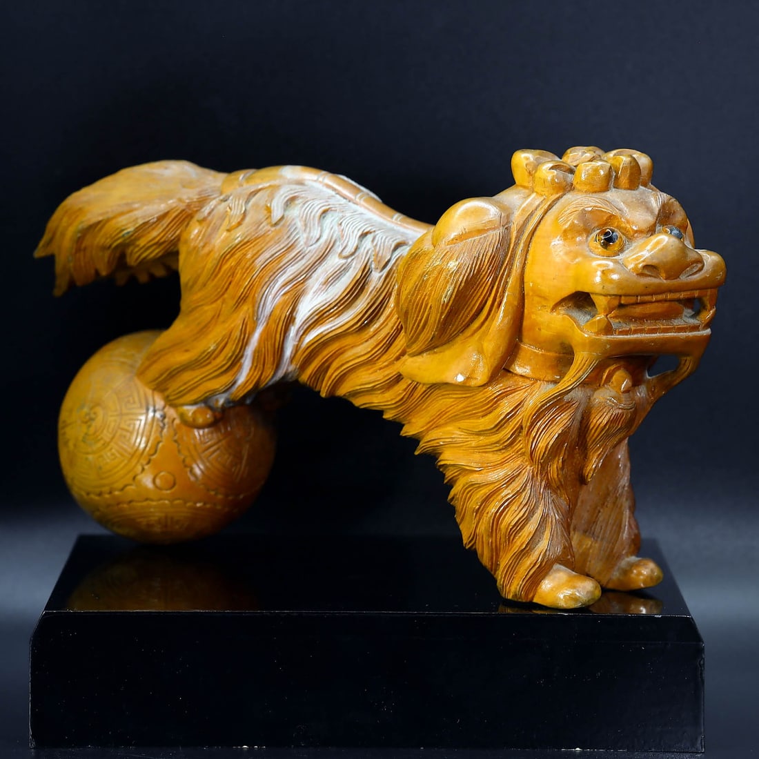 Artisanal Mastery: Japanese Carved Wood Shishi Lion, Meiji Period Style: Dimension: 22x12 cm Weight: 647 gram Introduction: This Japanese wood carving of a Shishi lion, with its flowing mane and expressive features, draws inspiration from the Meiji period's fascination wit