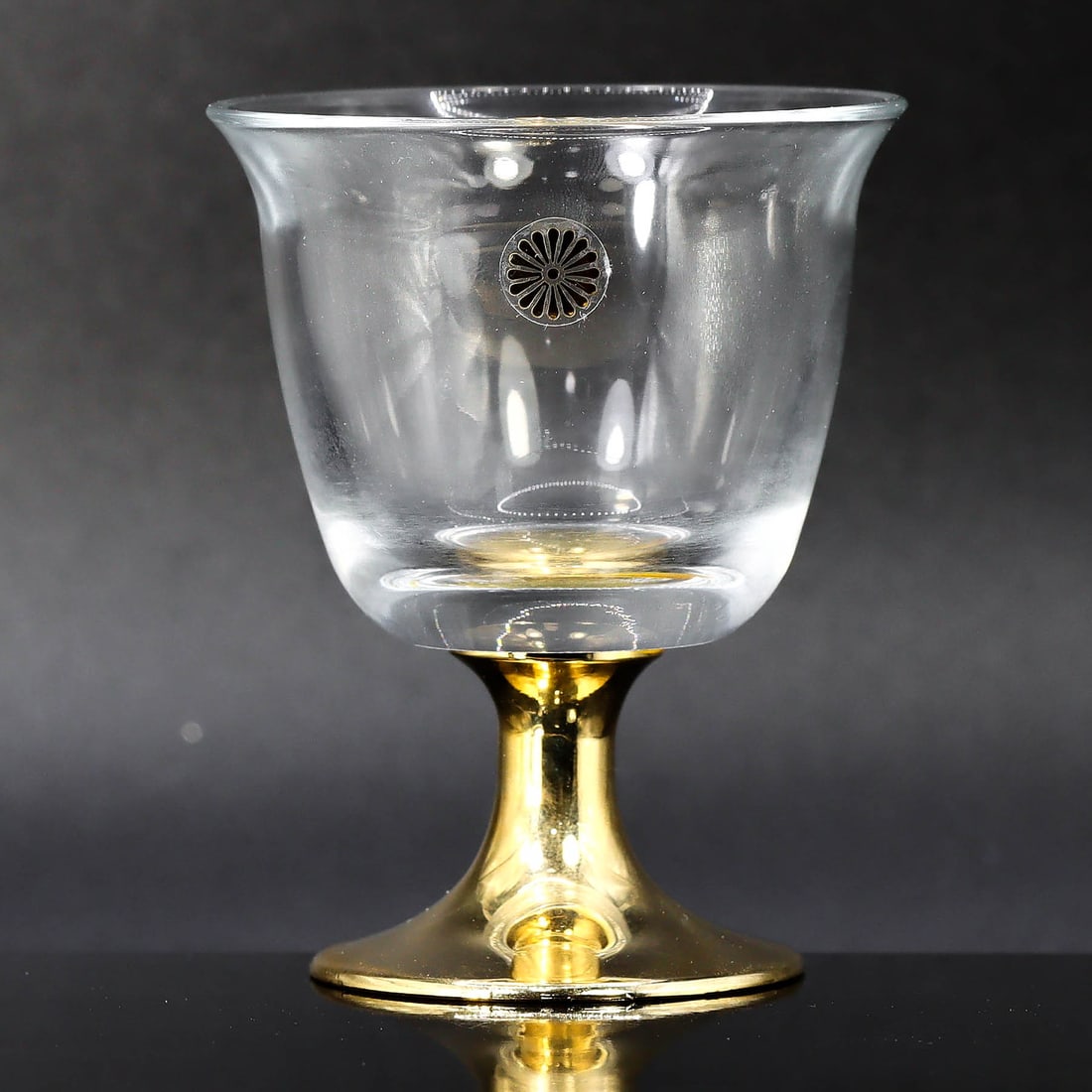 Japanese 24K Gold-Plated Liqueur Glasses: Luxurious Aesthetics: Dimension: 7x6 cm Weight: 99 grams Introduction: These Japanese 24K gold-plated liqueur glasses are a toast to opulence and refined taste. The sleek glass design, complemented by the luxurious gold pe