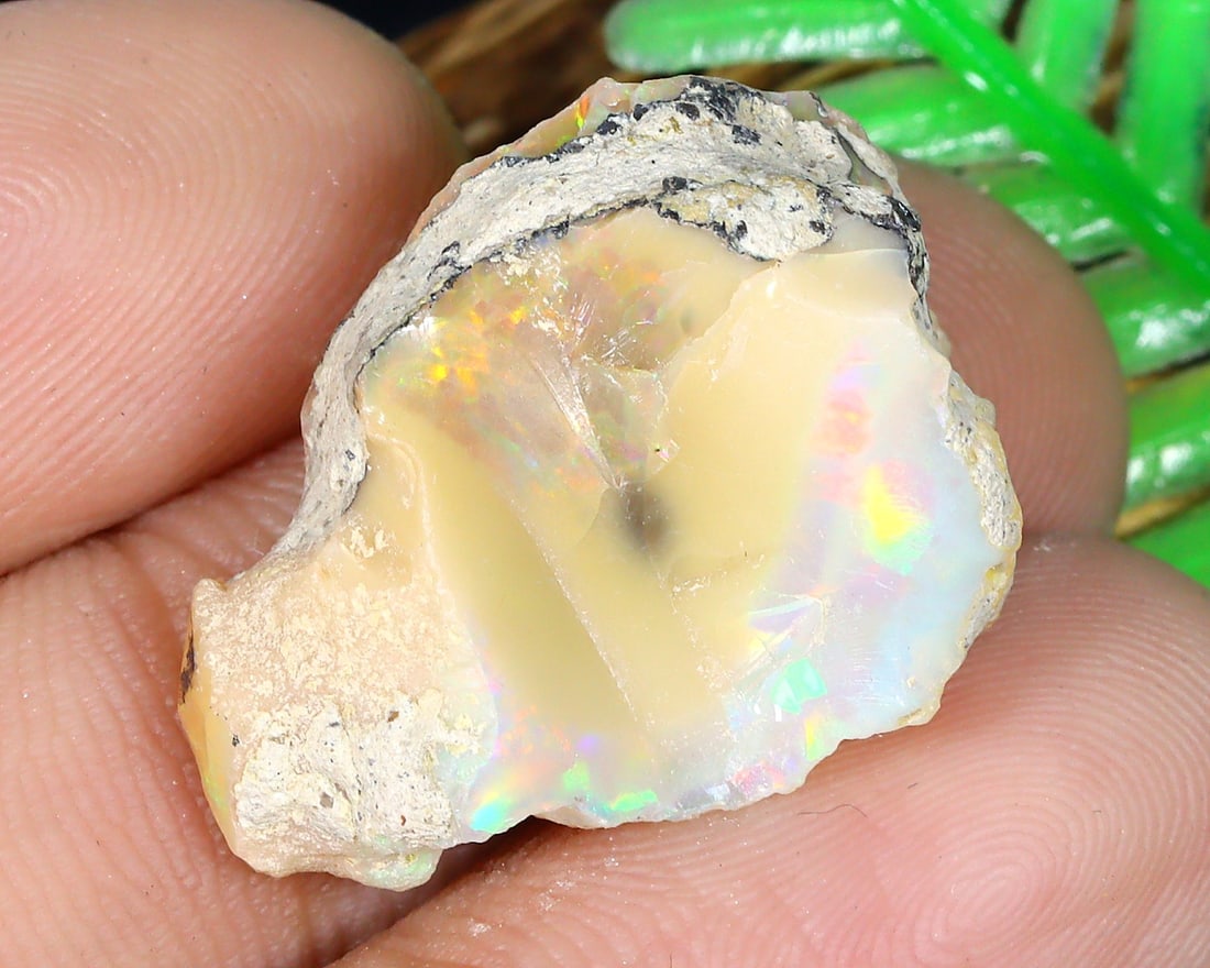 18.5Ct Welo's Wonders: Pristine Selection of Ethiopian Opal: Dimension: 12.5x17.7x22 mm Weight: 18.5 ct Raw Gemstone Specimens - Natural Welo Rough OpalThis assemblage of Ethiopian Welo opal rough is a breathtaking representation of nature's artistry. Each piec