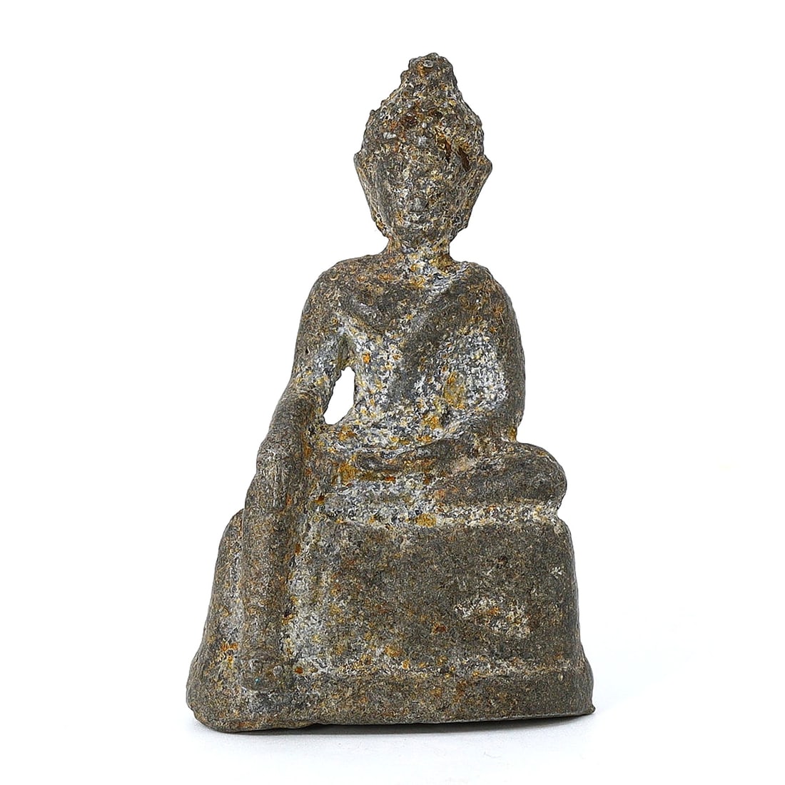 Southeast Asian Antique Buddha Statue: Enigmatic Patina of Time (14th-16th Century AD): Dimension: 40x30mm Rarity Level: Highly Rare Originating from the artistic traditions of Southeast Asia, this Buddha statue embodies an epoch of spiritual devotion and skilled craftsmanship. The disti