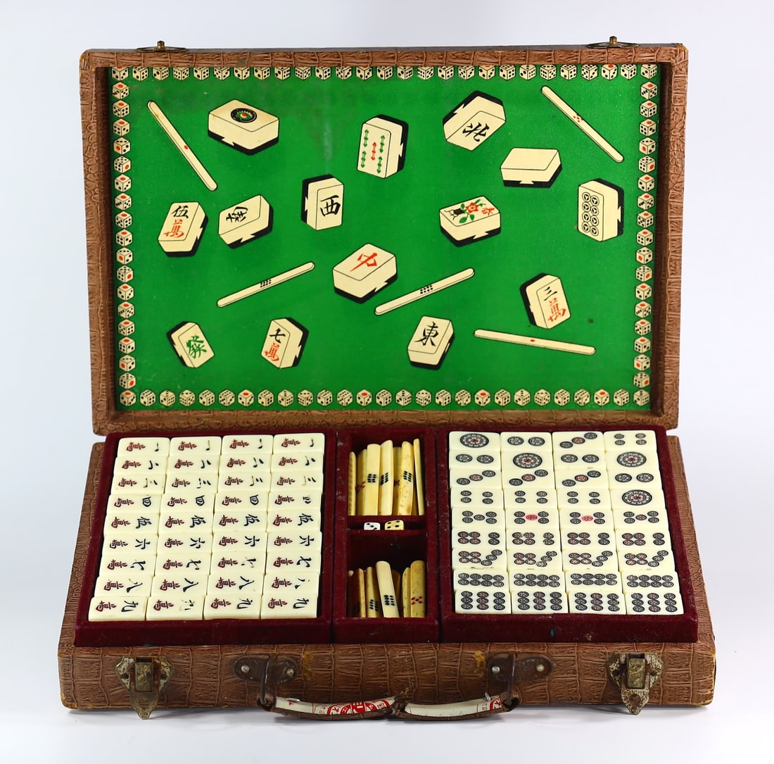 Historical Elegance: Early to Mid-20th Century Mahjong Set in Patterned Box,With - free shipping: Dimension:29x19cm Introduction: Vintage Mahjong Set in Ornate BoxThis remarkable mahjong set, hailing from the early to mid-20th century, embodies the rich history and cultural significance of the gam