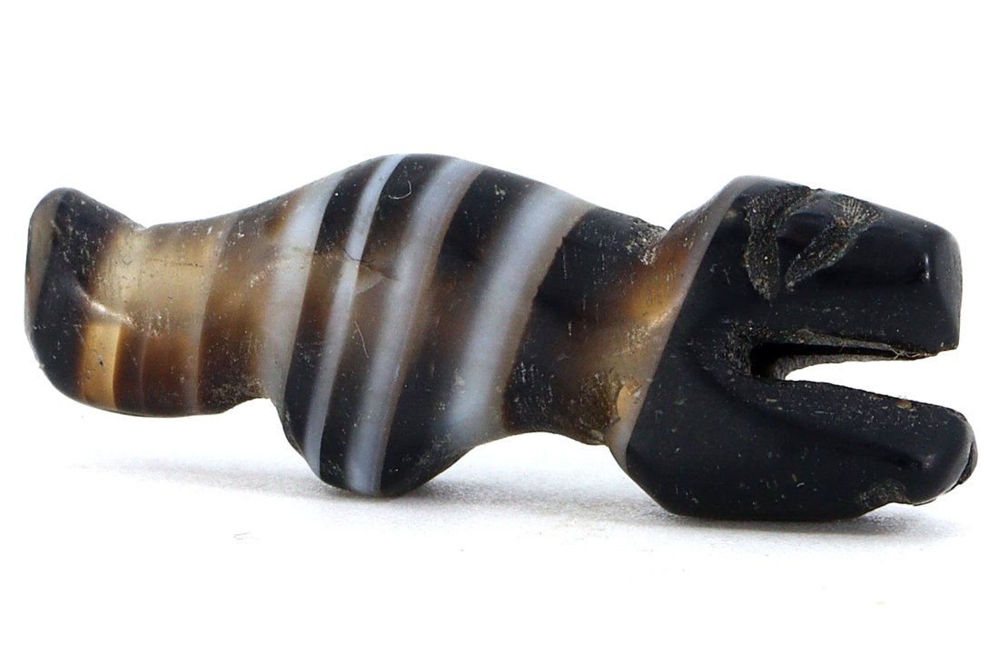 A Burmese Banded Agate Tiger Amulet: Dimensions: 1.02 x 0.35 inches (26 x 9 mm)