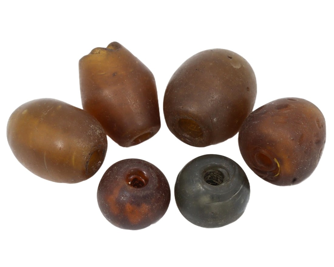 Collection of Vintage European Blue Glass Beads, Early 20th Century: This set of early 20th-century European blue glass beads exemplifies the period's innovation in glass coloration techniques, achieving a vibrant, deep blue reminiscent of lapis lazuli. These beads ref