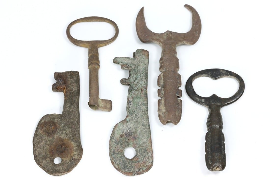 Collection of Vintage Renaissance Bronze Keys: This collection of five different pattern keys, made from bronze, dates back to the Renaissance period. It exemplifies the intricate craftsmanship and cultural significance of the era, showcasing elab