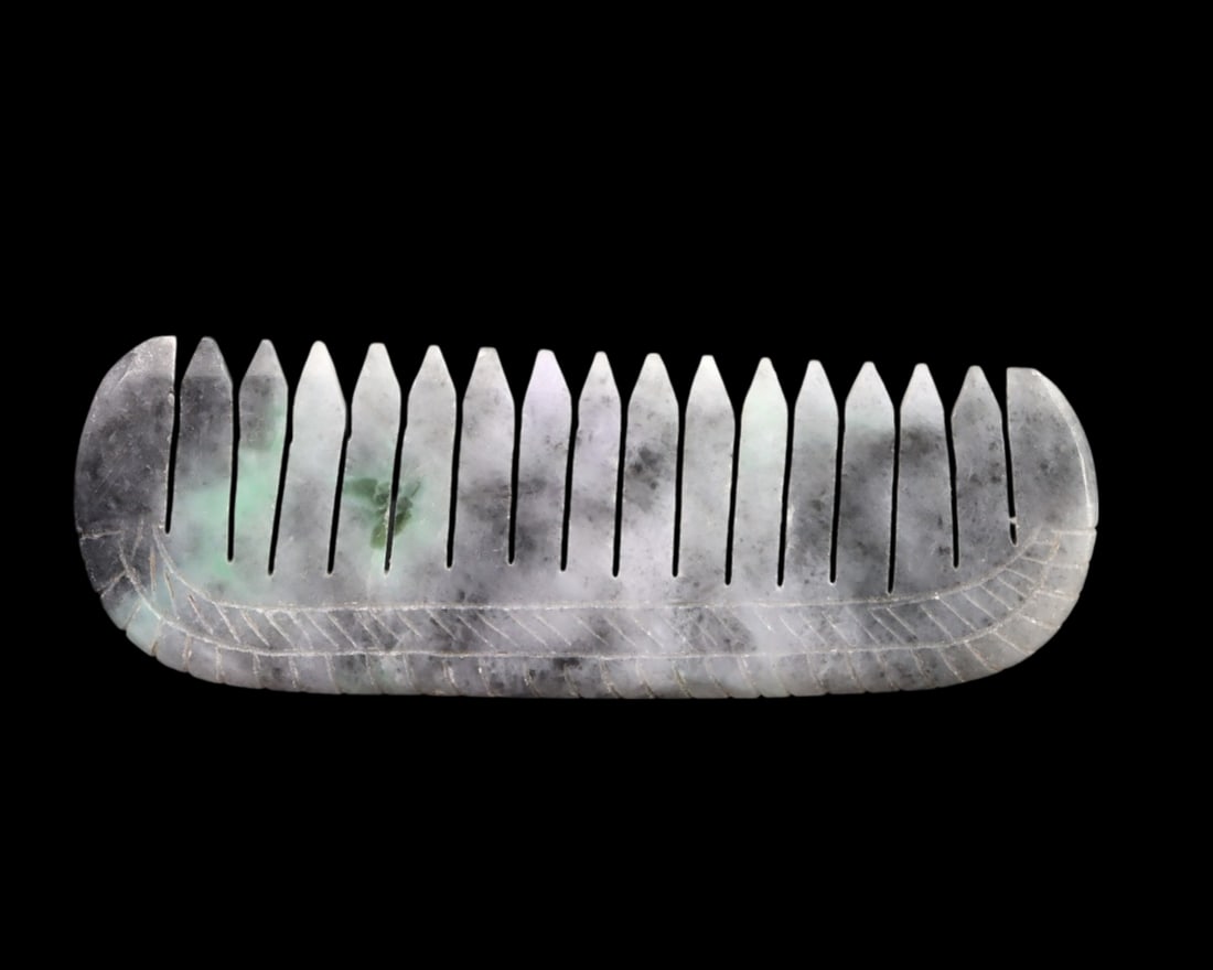 Eastern Oriental Chinese Carved Jadeite Jade Haircomb: Eastern Oriental Chinese Carved Jadeite Jade Haircomb