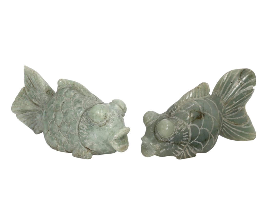 Set of 2 Chinese Carved Nephrite Jade Fish Sculptures: Set of 2 Chinese Carved Nephrite Jade Fish Sculptures