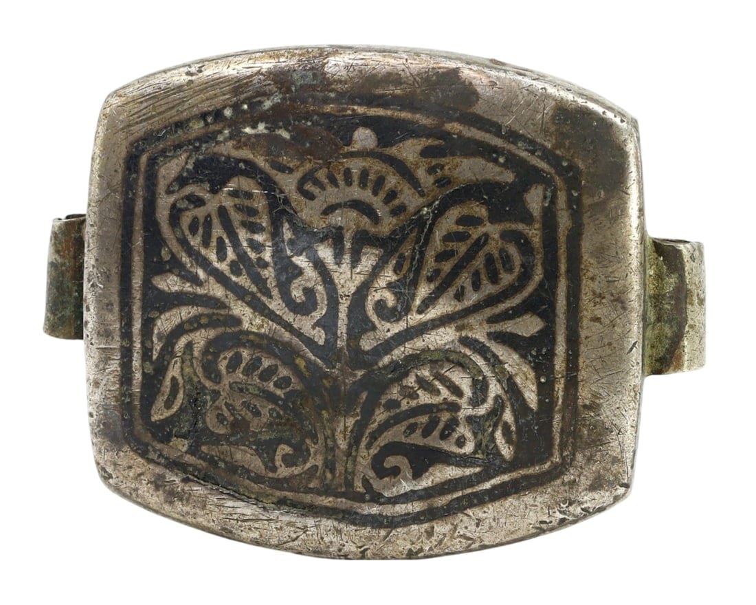 Antique Silver Jewelry Ornament with Intricate Floral Design: Antique Silver Jewelry Ornament with Intricate Floral Design