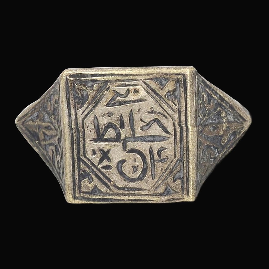 Tribal Central Asian Islamic Art Carving Brass Signet Ring: Tribal Central Asian Islamic Art Carving Brass Signet Ring