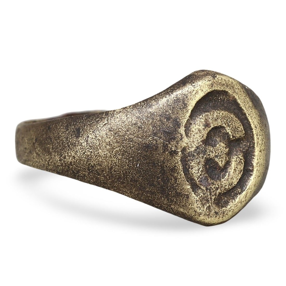 Authentic Ancient Medieval Viking / Celtic / Anglo-Saxon Bronze Signet Ring, 11th-13th Century: This authentic bronze signet ring, dating from the 11th to 13th century, exemplifies the exceptional craftsmanship of the medieval period. Originating from the Viking, Livonian, Anglo-Saxon, Celtic, G