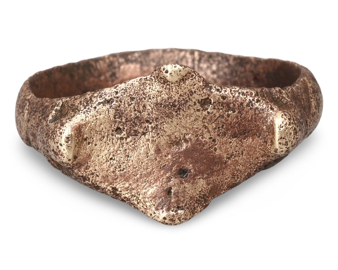 Authentic Ancient Medieval Viking / Celtic / Anglo-Saxon Bronze Signet Ring, 11th-13th Century: This authentic bronze signet ring, dating from the 11th to 13th century, exemplifies the exceptional craftsmanship of the medieval period. Originating from the Viking, Livonian, Anglo-Saxon, Celtic, G