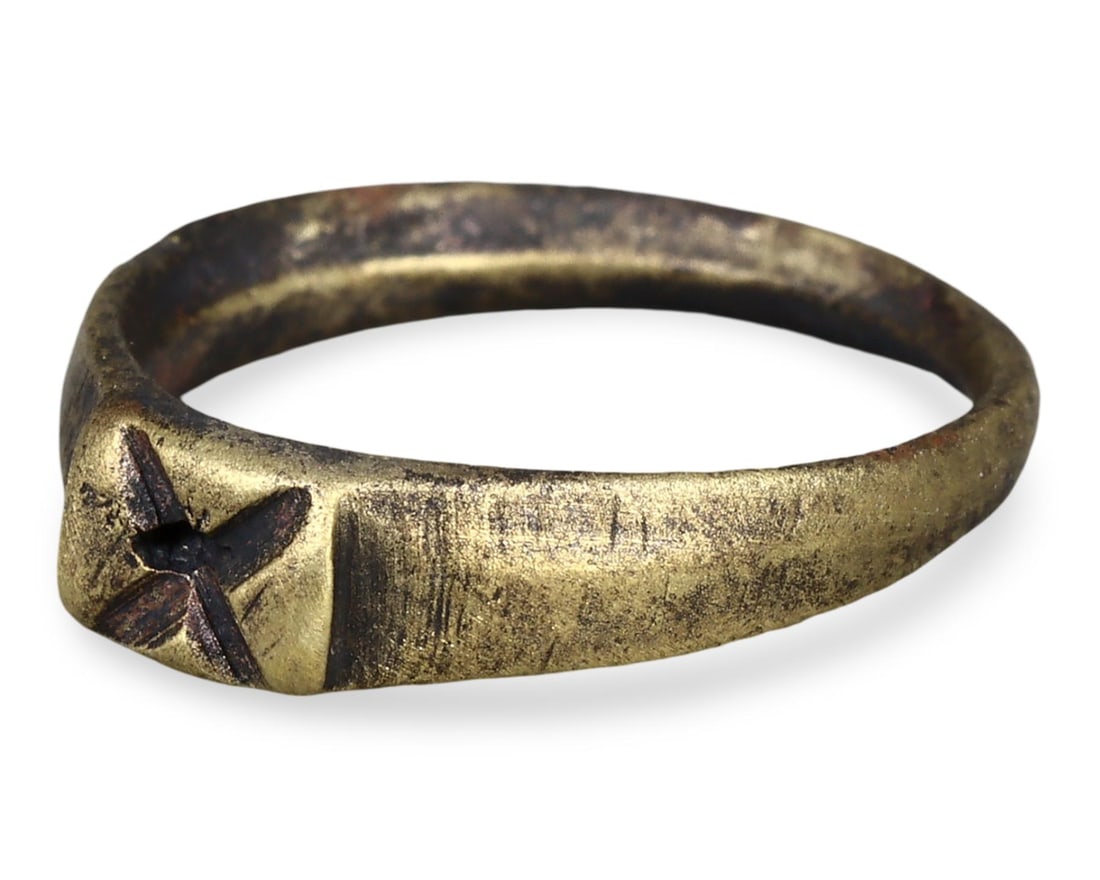 Authentic Ancient Medieval Viking / Celtic / Anglo-Saxon Bronze Signet Ring, 11th-13th Century: This authentic bronze signet ring, dating from the 11th to 13th century, exemplifies the exceptional craftsmanship of the medieval period. Originating from the Viking, Livonian, Anglo-Saxon, Celtic, G