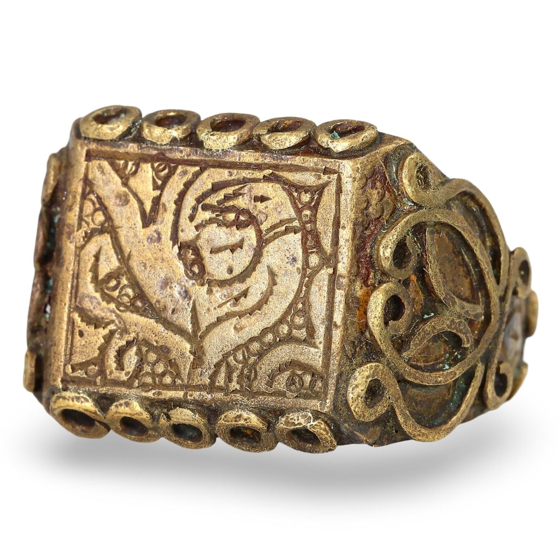 Authentic Ancient Medieval Viking / Celtic / Anglo-Saxon Bronze Signet Ring, 11th-13th Century: This authentic bronze signet ring, dating from the 11th to 13th century, exemplifies the exceptional craftsmanship of the medieval period. Originating from the Viking, Livonian, Anglo-Saxon, Celtic, G