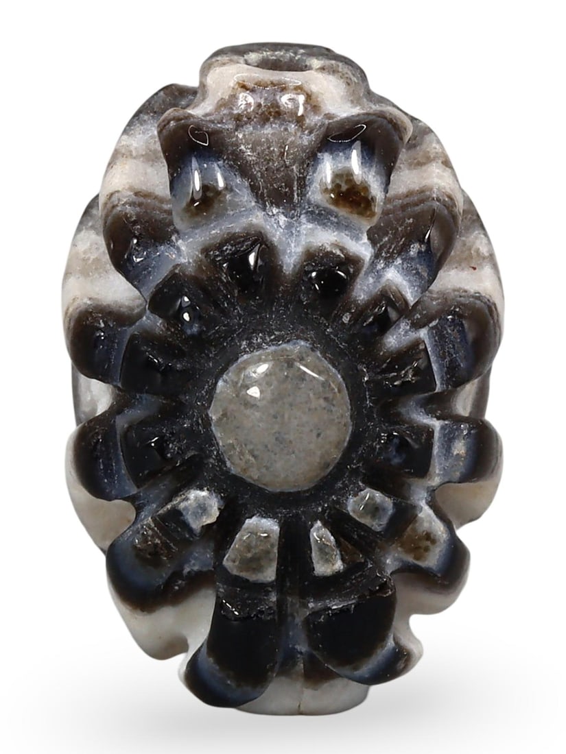 Post Medieval Sino-Mongolian Carved Agate Luk Mik Goat Eye Bead, 19th-20th Century: This Post Medieval Sino-Mongolian Carved Agate Luk Mik Goat Eye Bead, dating from the 19th-20th century, is an exquisite piece of craftsmanship. The bead is carved from high-quality agate and features