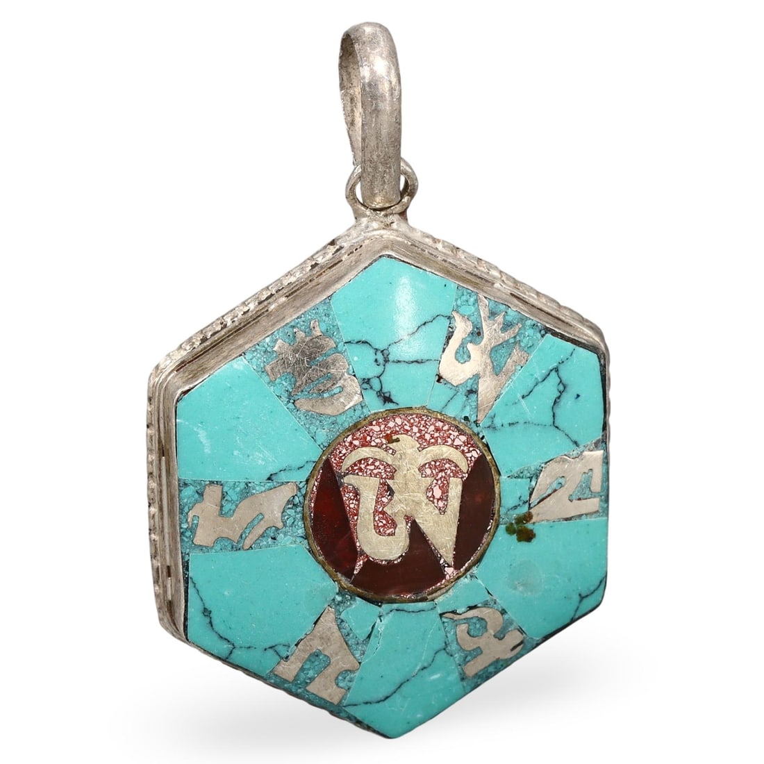 Post Medieval Sino-Tibetan Silver Locket Amulet, 20th Century: This Post Medieval Sino-Tibetan Silver Locket Amulet, dating from the 20th century, is a remarkable piece that reflects the intricate artistry and spiritual significance of the region. Crafted from si