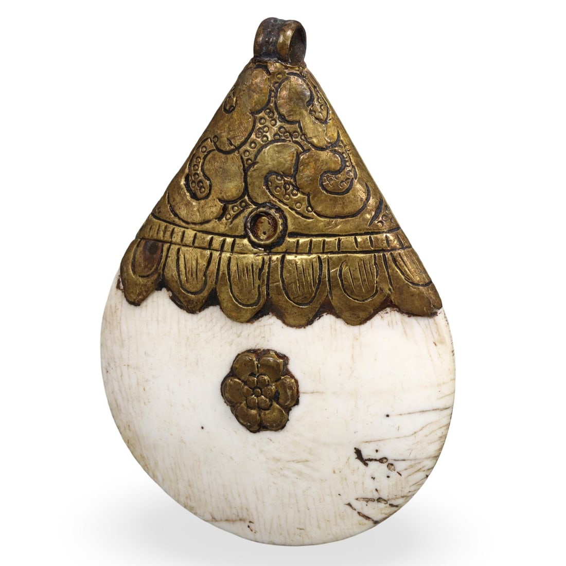 Post Medieval Sino-Tibetan Capped Conch Shell Pendant Amulet, 18th-20th Century: This exquisite pendant amulet from the Post Medieval period (18th-20th Century) features a capped conch shell, intricately adorned with detailed silver work. Originating from the Sino-Tibetan region, 
