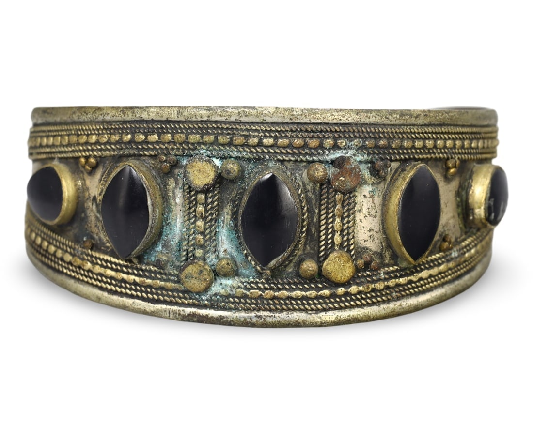 Post Medieval Qajar Dynasty Silver Cuff Bracelet with Onyx Agate Gems, 18th-20th Century: Post Medieval Qajar Dynasty Silver Cuff Bracelet with Onyx Agate Gems, 18th-20th Century