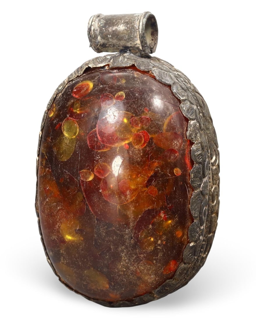 Post Medieval Sino Himalayan Tibetan Pressed Honey Amber Locket Pendant, 18th-20th Century: We are delighted to present an extraordinary collection of jewelry and artifacts spanning various historic European periods. Our selection ranges from Ancient Roman, Byzantine, and Early Medieval to L