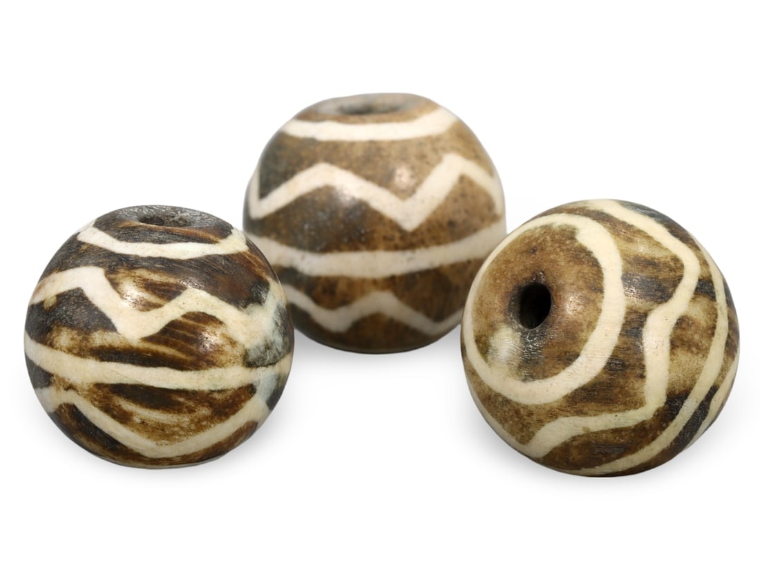 Ancient Medieval Pyu Pumtek Etched Shaped Beads, 9th-13th Century: We are delighted to present an extraordinary collection of jewelry and artifacts spanning various historic European periods. Our selection ranges from Ancient Roman, Byzantine, and Early Medieval to L