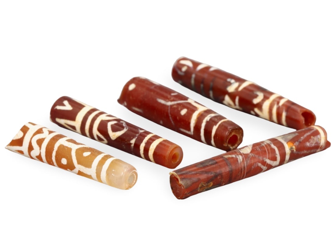 Lot of Antique Sino-Tibetan Etched Carnelian dZi Beads: We are delighted to present an extraordinary collection of jewelry and artifacts spanning various historic European periods. Our selection ranges from Ancient Roman, Byzantine, and Early Medieval to L