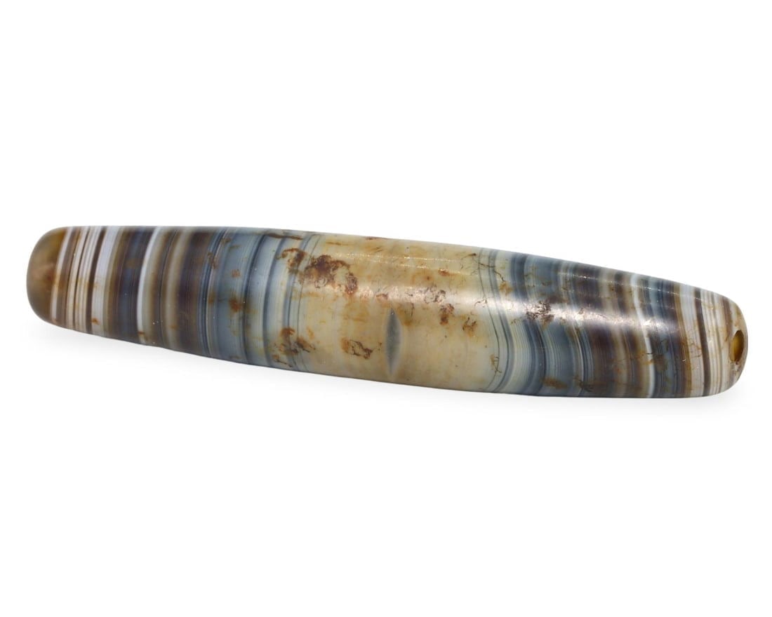 Post Medieval Sino Tibetan Elongated Agate Chung Dzi Bead, 17th-20th Century: We are delighted to present an extraordinary collection of jewelry and artifacts spanning various historic European periods. Our selection ranges from Ancient Roman, Byzantine, and Early Medieval to L