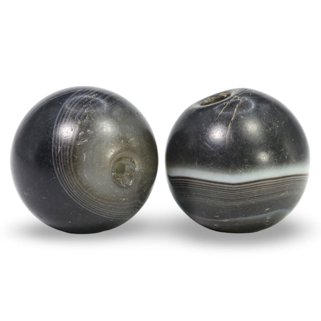 Post Medieval Sino-Tibetan Agate Mala Prayer Beads, 16th-19th Century: We are delighted to present an extraordinary collection of jewelry and artifacts spanning various historic European periods. Our selection ranges from Ancient Roman, Byzantine, and Early Medieval to L