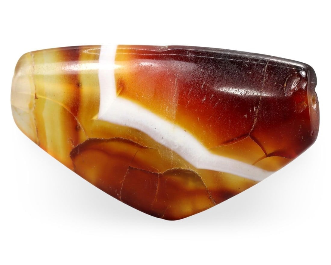Post Medieval Sino-Mongolian Bow Shaped Agate Amulet, 18th-19th Century: We are delighted to present an extraordinary collection of jewelry and artifacts spanning various historic European periods. Our selection ranges from Ancient Roman, Byzantine, and Early Medieval to L