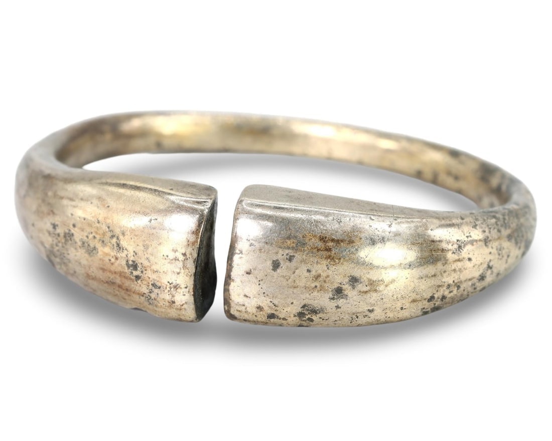 Authentic Ancient Medieval Viking / Celtic / Livonian Bronze Bracelet, 11th-13th Century: We are delighted to present an extraordinary collection of jewelry and artifacts spanning various historic European periods. Our selection ranges from Ancient Roman, Byzantine, and Early Medieval to L