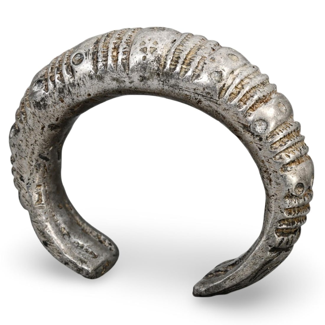 Exquisite Medieval Indo-Himalayan Silver Bangle Bracelet with Intricate Geometric Patterns: We are delighted to present an extraordinary collection of jewelry and artifacts spanning various historic European periods. Our selection ranges from Ancient Roman, Byzantine, and Early Medieval to L