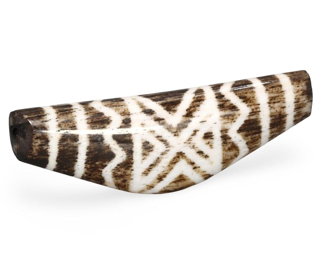 Ancient Medieval Pyu Pumtek Etched Bow Shaped Bead, 9th-13th Century: We are delighted to present an extraordinary collection of jewelry and artifacts spanning various historic European periods. Our selection ranges from Ancient Roman, Byzantine, and Early Medieval to L