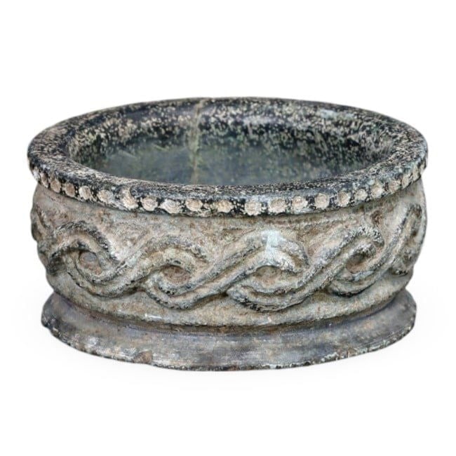Ancient Minoan Aegean Serpentine Carved Vitruvian Scroll Pattern Bowl, 1700-1450 BCE: We are delighted to present an extraordinary collection of jewelry and artifacts spanning various historic European periods. Our selection ranges from Ancient Roman, Byzantine, and Early Medieval to L