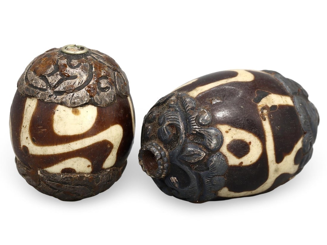 Antique Tibetan Etched Capped Yak Bone Beads: **Dimension information at the bottom section after Condition** Welcome to the No Reserve Antique Treasures Auction S2, where history comes alive through an extraordinary collection of treasures spann