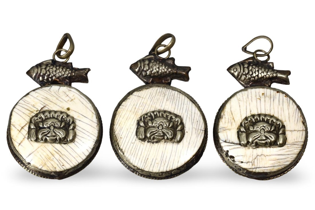 Antique Sino Tibetan Conch Shell Amulet Pendants: **Dimension information at the bottom section after Condition** Welcome to the No Reserve Antique Treasures Auction, where history comes alive through an extraordinary collection of treasures spanning