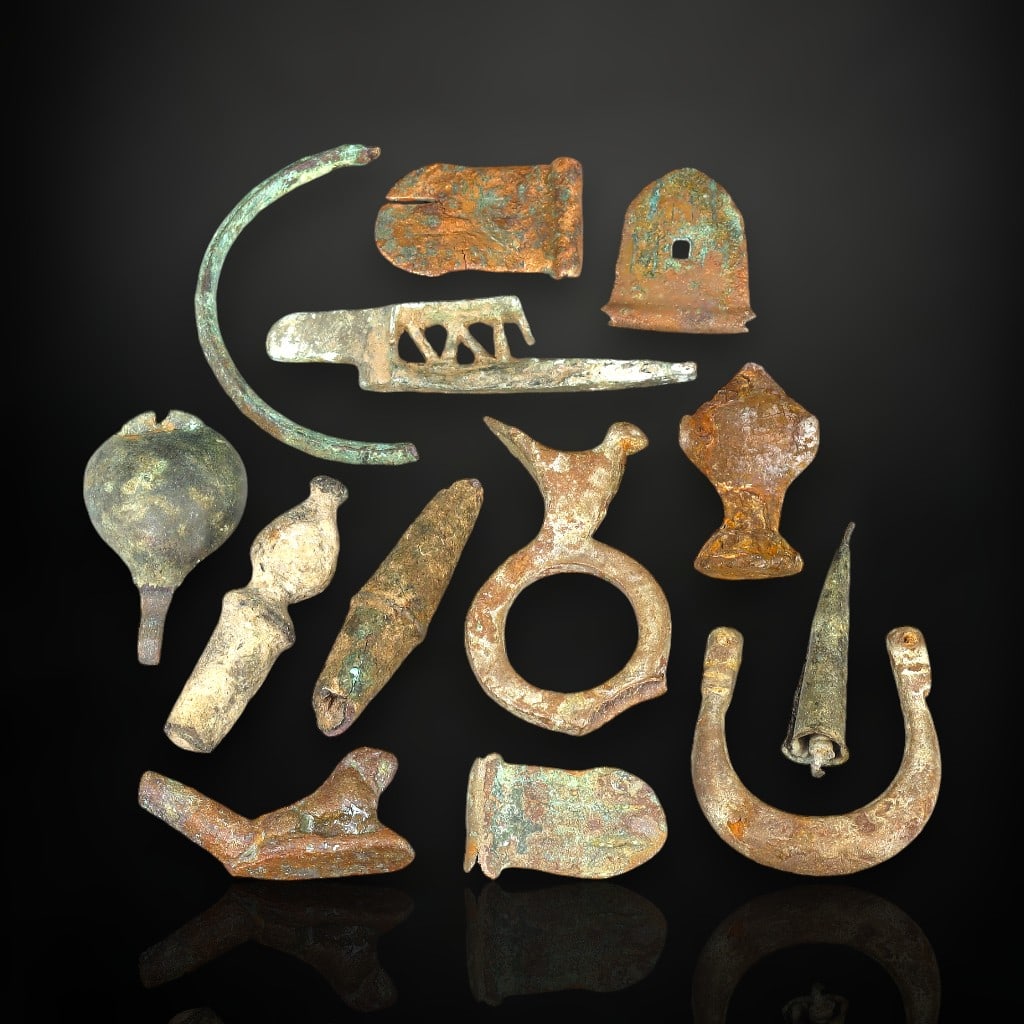 Collection of 13 Ancient Roman Copper Alloy Artifacts - Everyday Tools and Decorative Objects: This fascinating assortment of 13 copper alloy artifacts hails from the Roman Empire, specifically dating between the 1st and 3rd centuries CE. These pieces encapsulate the daily life and craftsmanshi