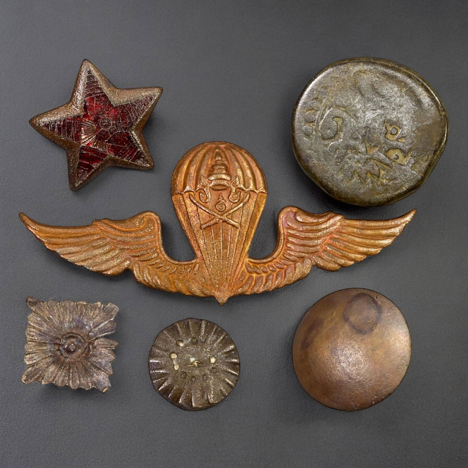 MILITARY AND DECORATIVE BADGES: Lot of 6 Bronze and Mixed-Metal Artifacts (32g, 1.5-7cm) (1 of 1)