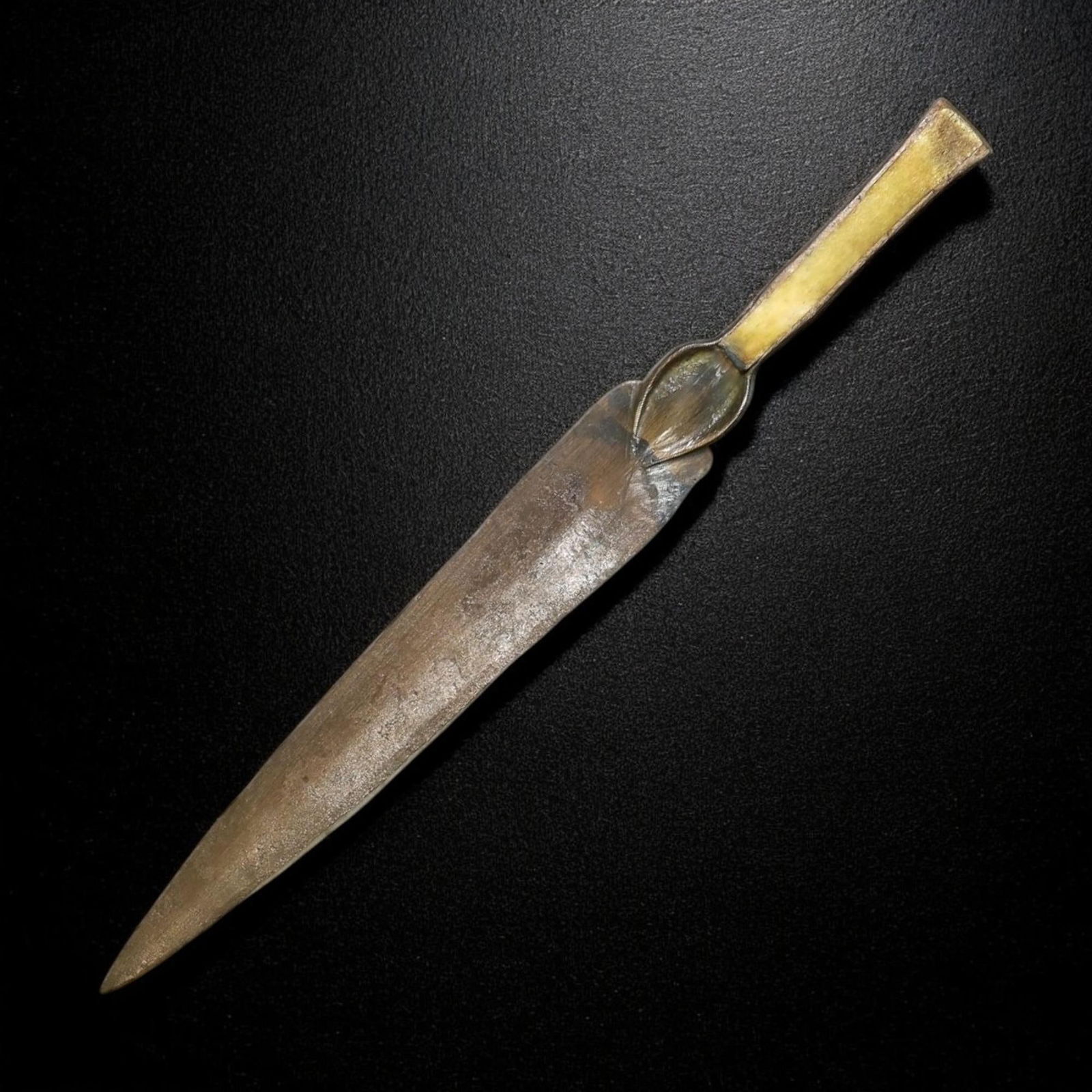 LURISTAN BRONZE DAGGER, WESTERN IRAN, CIRCA 1200-800 BCE (33cm, 195g): This is a robust Luristan bronze dagger from the Late Bronze to Early Iron Age, circa 1200-800 BCE, crafted in western Iran. Measuring 33cm in length and weighing 195g, the dagger features a broad, sl