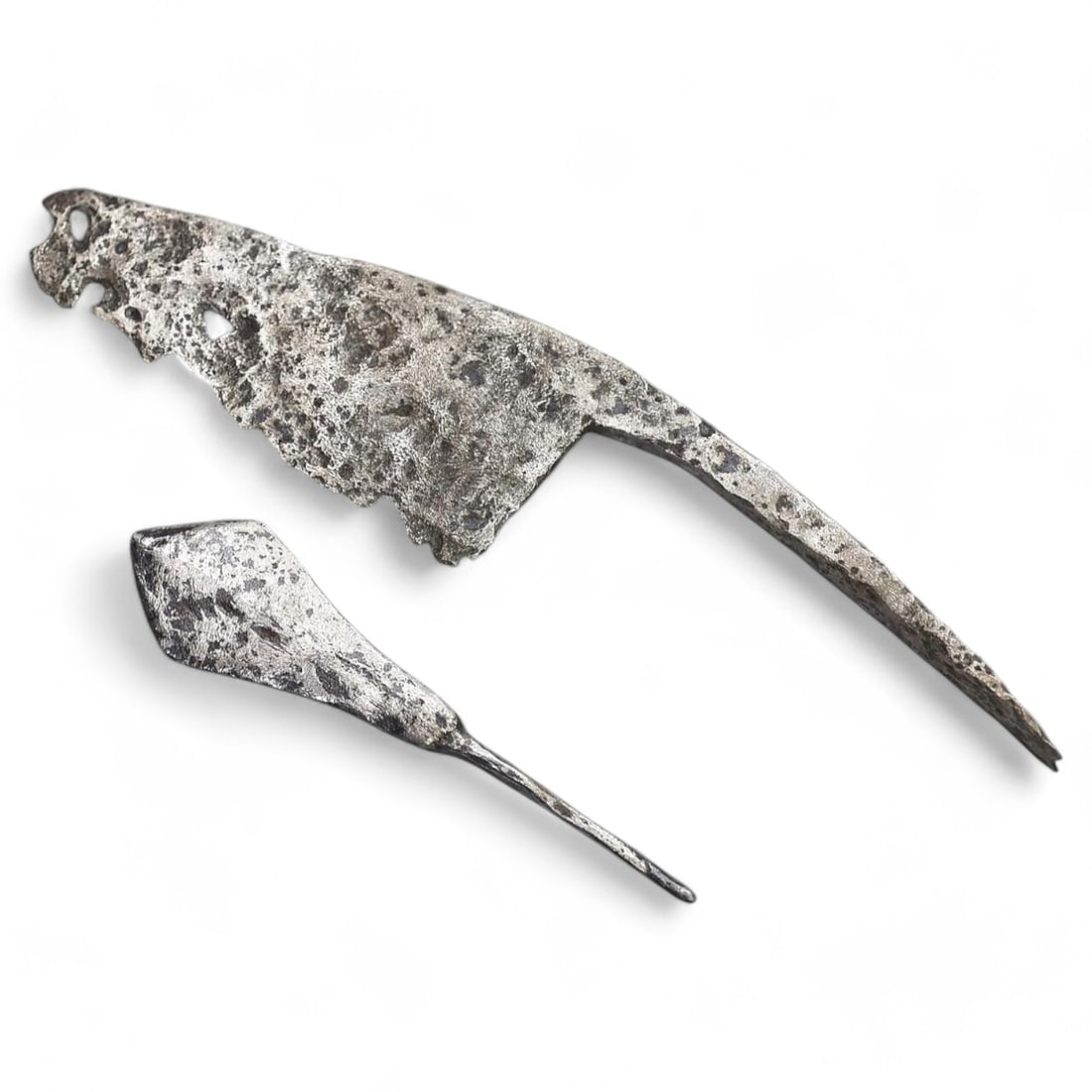 CRUSADER ERA: Iron Arrowhead and Blade Fragment, c. 12th-13th Century CE (34g, 7-12cm): This pair of Crusader-era iron artifacts, weighing a combined 34g and measuring 7-12cm, includes a finely crafted arrowhead and a blade fragment. The arrowhead exhibits a compact and functional design