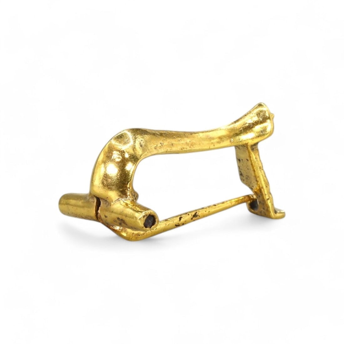 ROMAN EMPIRE: Gold-Gilt Fibula Brooch, 3.5cm, 24k Gold Gilt: This Roman fibula brooch, measuring 3.5cm in length and adorned with a 24k gold gilt finish, is a remarkable example of Roman decorative utility. Fibulae, often used to secure garments like cloaks or 