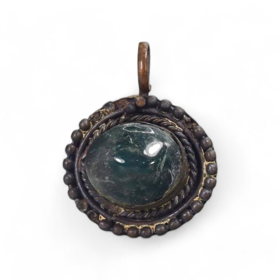 MID-CENTURY: Antique Pendant with Emerald-Colored Stone (6g, 2.5cm): This antique pendant, weighing 6g and measuring 2.5 cm, features a cabochon-cut emerald-colored stone set in an intricately designed circular bronze frame. The frame is adorned with twisted rope patte