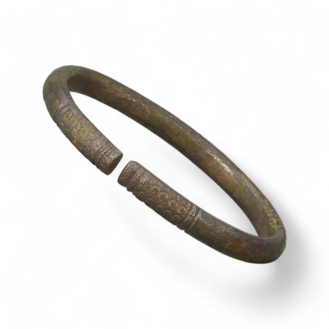VIKING BRONZE BRACELET, SCANDINAVIA, 9TH-11TH CENTURY (46g, 0.8x6cm): This Viking bronze bracelet, weighing 46 grams and measuring 0.8 cm in thickness and 6 cm in diameter, is a testament to the exceptional metalworking skills of Norse artisans. The bracelet features an