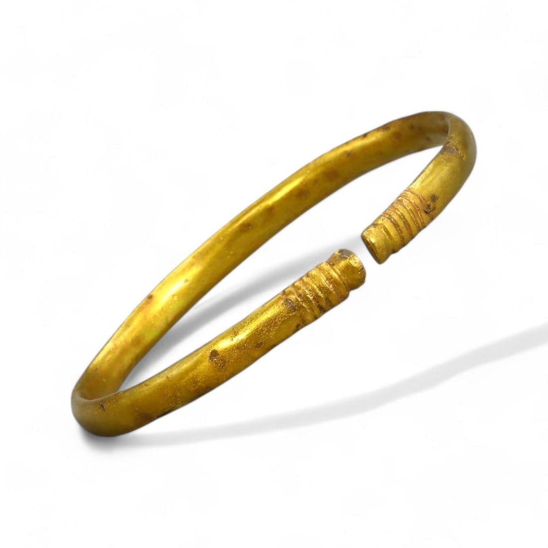 VIKING GOLD-GILT BRACELET, SCANDINAVIA, 9TH-11TH CENTURY (28g, 0.7x6.5cm): This Viking gold-gilt bracelet, weighing 28 grams and measuring 0.7 cm in thickness and 6.5 cm in diameter, reflects the refined craftsmanship and minimalist elegance characteristic of Norse jewelry. 