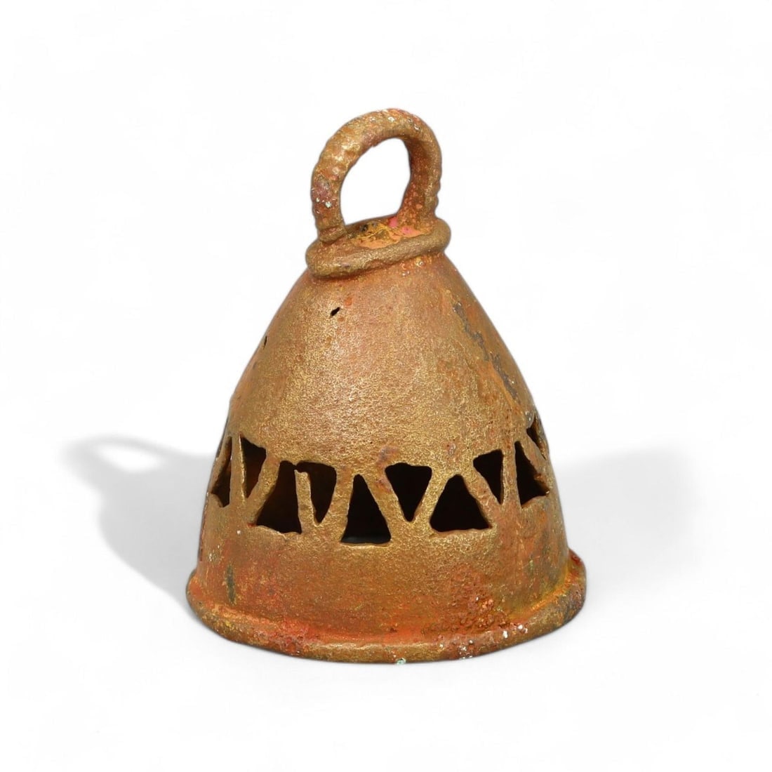AFRICAN TRIANGULAR-CUTOUT BRONZE BELL MONEY, WEST AFRICA, 19TH-20TH CENTURY (29g, 3x5.5cm): This bronze bell, weighing 29 grams and measuring 3 cm in diameter and 5.5 cm in height, features a conical shape with triangular cutouts along the lower edge. The openwork design adds both aesthetic 