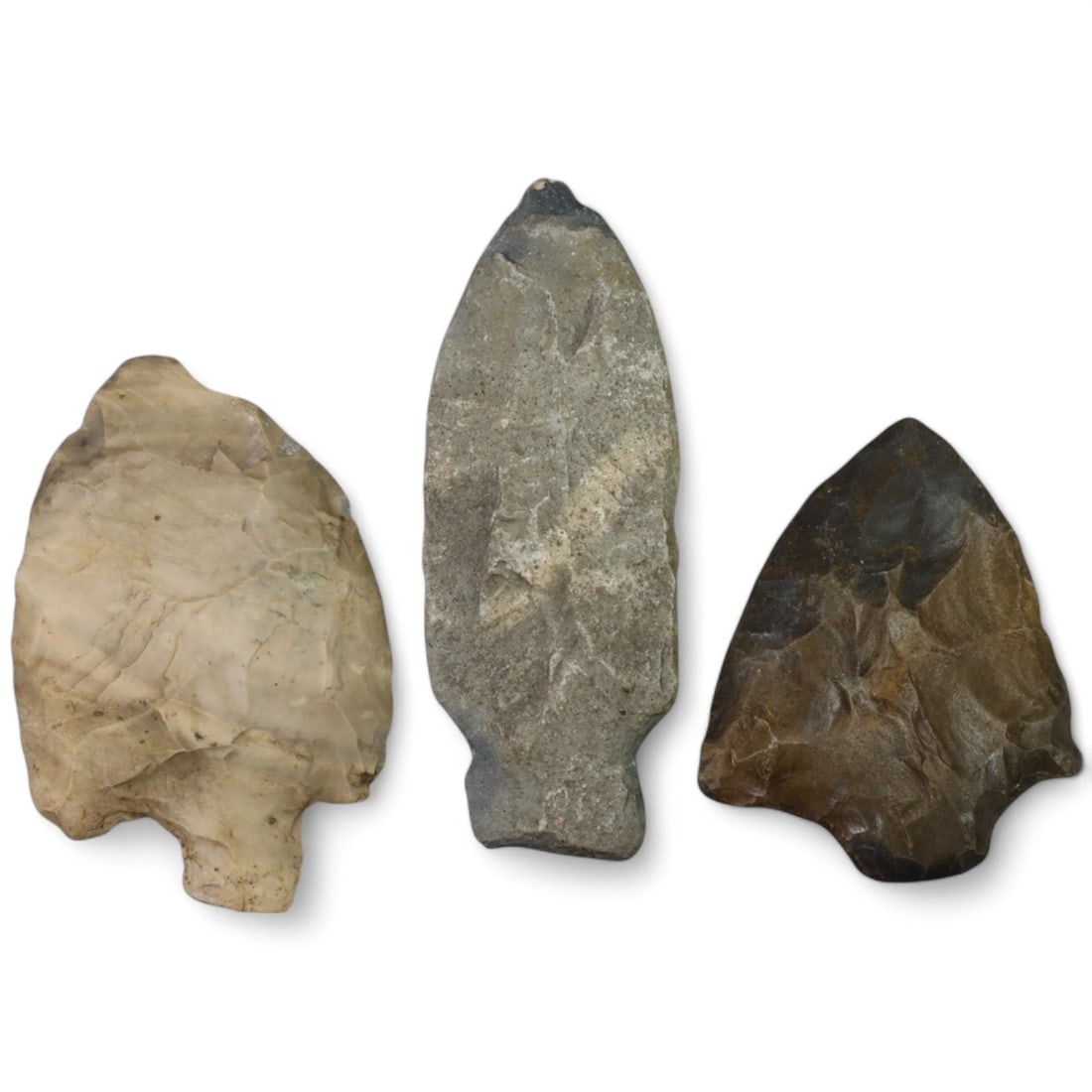 NATIVE AMERICAN: Flint Arrowheads, Eastern Woodlands (133g, 6-9cm): This set of four Native American flint arrowheads originates from the Eastern Woodlands and demonstrates the region's rich lithic tradition. Crafted with precision using flint, these arrowheads featur